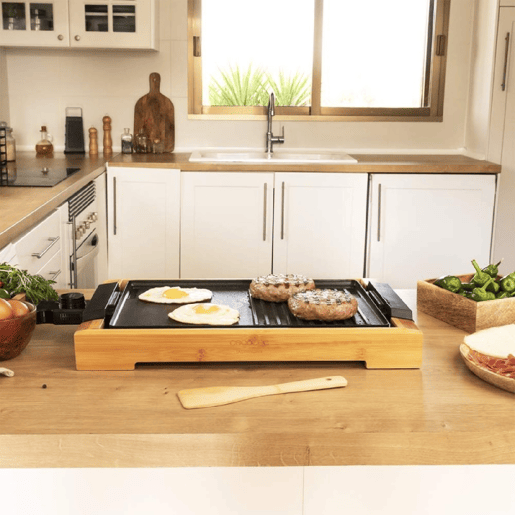 Cecotec Grelhador de mesa de 2000 W, com estrutura de bambu, termostato regulável e placa antiaderente com superfície mista de metade grill, apta para máquina da louça.