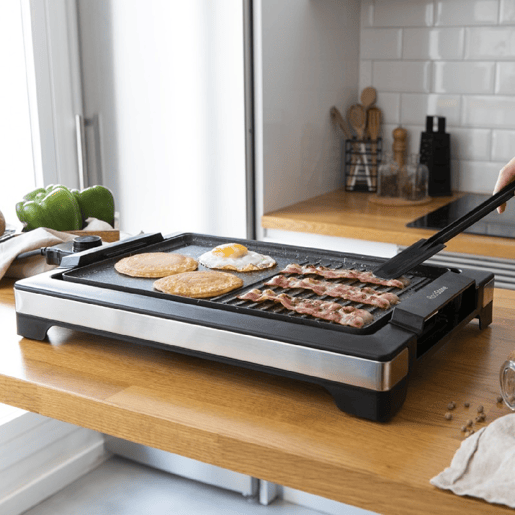 Cecotec Grelhador de mesa elétrico de 2000 W, com estrutura de design e acabamentos em aço inoxidável. Termostato regulável e placa antiaderente com superfície mista de grill e prancha, revestimento RockStone e apta para máquina da loiça.