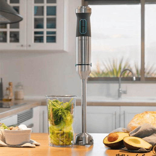 Cecotec Varinha mágica de 1500 W, tecnologia CrossBlades com lâminas de 4 folhas, revestimento de titânio preto, pé XL extra comprido, proteção anti salpicos e seletor de velocidade com função Turbo. Inclui copo de 800 ml com tampa e batedor de claras.
