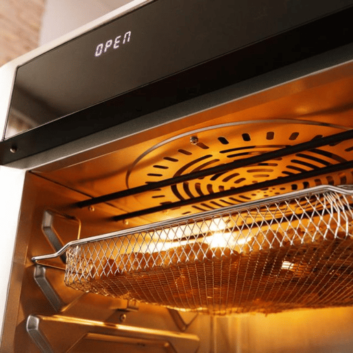 Cecotec Forno de convecção com 30 litros de capacidade e 1800 W de potência.