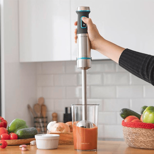 Cecotec Varinha mágica de 1200 W, tecnologia CrossBlades com lâminas de 4 folhas, revestimento de titânio preto, pé XL extra comprido, proteção anti salpicos e seletor de velocidade com função Turbo. Inclui copo de 800 ml com tampa e batedor de claras.