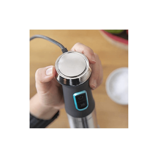 Cecotec Varinha mágica de 1200 W, tecnologia CrossBlades com lâminas de 4 folhas, revestimento de titânio preto, pé XL extra comprido, proteção anti salpicos e seletor de velocidade com função Turbo. Inclui copo de 800 ml com tampa e batedor de claras. Cecotec Varinha mágica de 1200 W, tecnologia CrossBlades com lâminas de 4 folhas, revestimento de titânio preto, pé XL extra comprido, proteção anti salpicos e seletor de velocidade com função Turbo. Inclui copo de 800 ml com tampa e batedor de claras.