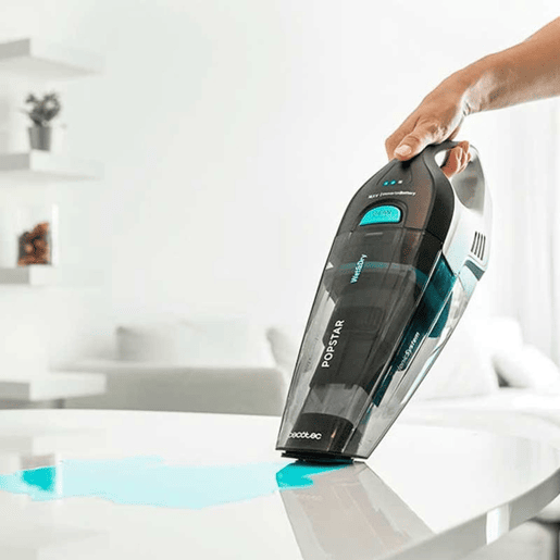 Cecotec Aspirador de mão com bateria de Ião-Lítio 18,5 V. Tecnologia ciclónica sem bolsas. Para sólidos e líquidos. Depósito de 500 ml. Apto para todas as superfícies. Com base de carregamento. Inclui acessório para móveis e esquinas. Cecotec Aspirador de mão com bateria de Ião-Lítio 18,5 V. Tecnologia ciclónica sem bolsas. Para sólidos e líquidos. Depósito de 500 ml. Apto para todas as superfícies. Com base de carregamento. Inclui acessório para móveis e esquinas.