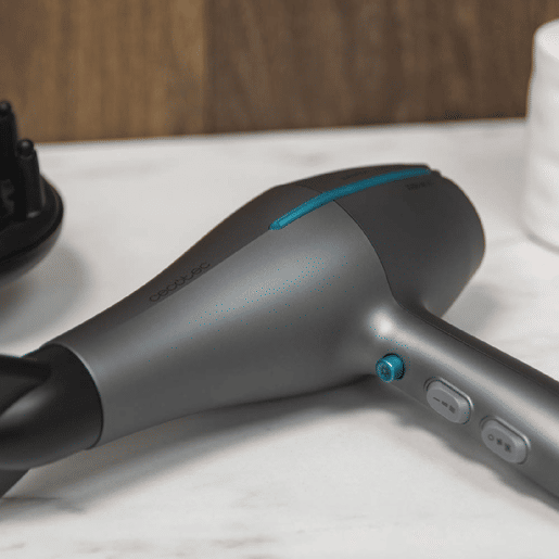 Cecotec Secador de cabelo AC de 2200 W de potência, com função ionizadora e grande caudal. Cecotec Secador de cabelo AC de 2200 W de potência, com função ionizadora e grande caudal.