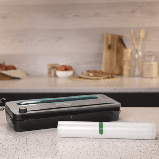 Cecotec Embaladora a vácuo de 140 W com pressão de vácuo de 0,75 bar para manter os alimentos frescos durante mais tempo, de uma maneira muito fácil. Inclui cortador e sacos de rolo integrados. Cecotec Embaladora a vácuo de 140 W com pressão de vácuo de 0,75 bar para manter os alimentos frescos durante mais tempo, de uma maneira muito fácil. Inclui cortador e sacos de rolo integrados.