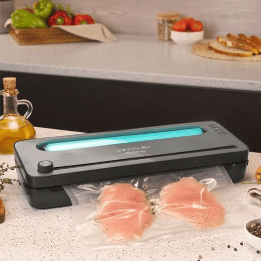 Cecotec Embaladora a vácuo de 140 W com pressão de vácuo de 0,75 bar para manter os alimentos frescos durante mais tempo, de uma maneira muito fácil. Inclui cortador e sacos de rolo integrados. Cecotec Embaladora a vácuo de 140 W com pressão de vácuo de 0,75 bar para manter os alimentos frescos durante mais tempo, de uma maneira muito fácil. Inclui cortador e sacos de rolo integrados.