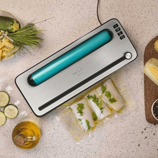 Cecotec Embaladora a vácuo de 140 W com pressão de vácuo de 0,75 bar para manter os alimentos frescos durante mais tempo, de uma maneira muito fácil. Inclui cortador e sacos de rolo integrados. Cecotec Embaladora a vácuo de 140 W com pressão de vácuo de 0,75 bar para manter os alimentos frescos durante mais tempo, de uma maneira muito fácil. Inclui cortador e sacos de rolo integrados.