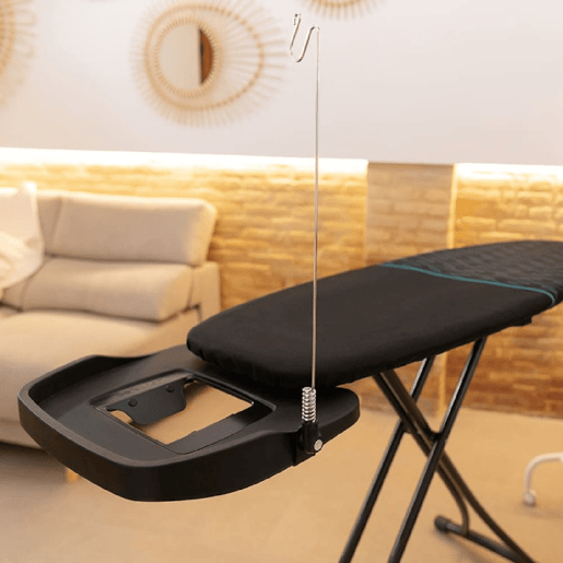 Cecotec Tábua de engomar com tomada com extensão e superfície de engomagem de 125 x 45 cm. Cecotec Tábua de engomar com tomada com extensão e superfície de engomagem de 125 x 45 cm.