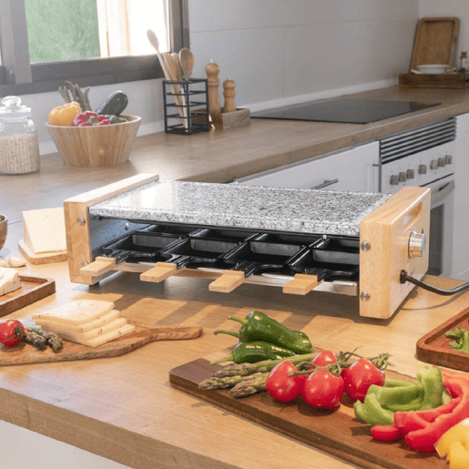 Cecotec Máquina de raclette para 8 pessoas com grill de 1200 W. Com estrutura de madeira, termóstato ajustável e placas antiaderente com superfície de chapa de pedra natural. Inclui 8 panelas pequenas antiaderentes.