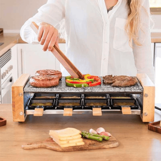 Cecotec Máquina de raclette para 8 pessoas com grill de 1200 W. Com estrutura de madeira, termóstato ajustável e placas antiaderente com superfície de chapa de pedra natural. Inclui 8 panelas pequenas antiaderentes.