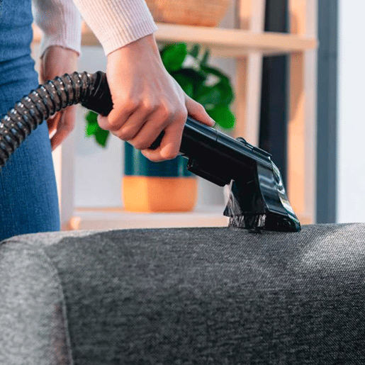 Cecotec Aspirador trenó com cabo para remoção de manchas em estofos. Depósito de água limpa e suja. 400 W de potência. Raio de ação de 6 m.