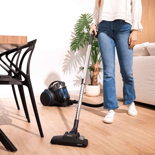 Cecotec Aspirador Conga Rockstar Multicyclonic XL de 800 W. Multiciclónico sem sacos. Capacidade máxima do depósito até 4 L com filtragem de alta eficiência e tubo telescópico metálico. Inclui 3 acessórios.