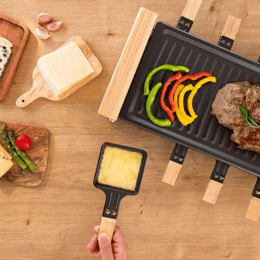 Cecotec Máquina de raclette para 8 pessoas com grill de 1200 W. Com estrutura de madeira, termóstato ajustável e placa antiaderente e uma superfície de aço com revestimento de alta qualidade. Inclui 8 panelas pequenas antiaderentes. Cecotec Máquina de raclette para 8 pessoas com grill de 1200 W. Com estrutura de madeira, termóstato ajustável e placa antiaderente e uma superfície de aço com revestimento de alta qualidade. Inclui 8 panelas pequenas antiaderentes.