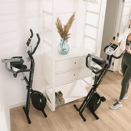 Cecotec Bicicleta estática dobrável com encosto. Ecrã LCD. Resistência magnética variável. Selim de conforto com encosto e alças de apoio laterais. Suporte para tabletes y rodas de transporte. Cecotec Bicicleta estática dobrável com encosto. Ecrã LCD. Resistência magnética variável. Selim de conforto com encosto e alças de apoio laterais. Suporte para tabletes y rodas de transporte.