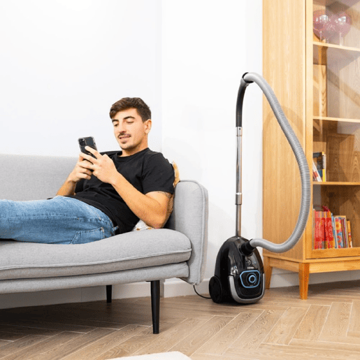Cecotec Aspirador de 850 W de potência. Com saco. Capacidade máxima do depósito até 2,5 L com filtragem de alta eficiência e tubo telescópico metálico. Inclui acessórios aptos para móveis e cantos que permitem a a limpeza das áreas mais difíceis.