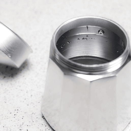 Cecotec Cafeteira italiana de alumínio com capacidade para 12 chávenas de café, fácil de limpar e apta para todo o tipo de fogões.
