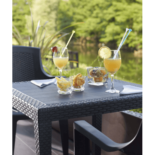 Mesa de jardim em PVC