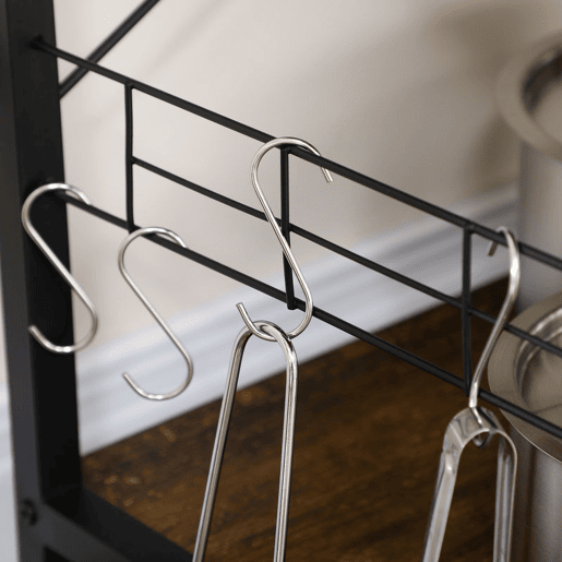 HOMCOM Estante de Cozinha Estilo Industrial Estante de Cozinha com Tomada Elétrica Prateleiras Ajustáveis Ganchos e Cesta Metálica 90x40x83 cm Marrom Rústico