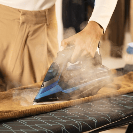 Cecotec Ferro de engomar horizontal com bomba de 3200 W, jato de vapor de 285 gmin e base anodizada ultradeslizante para uma durabilidade máxima.