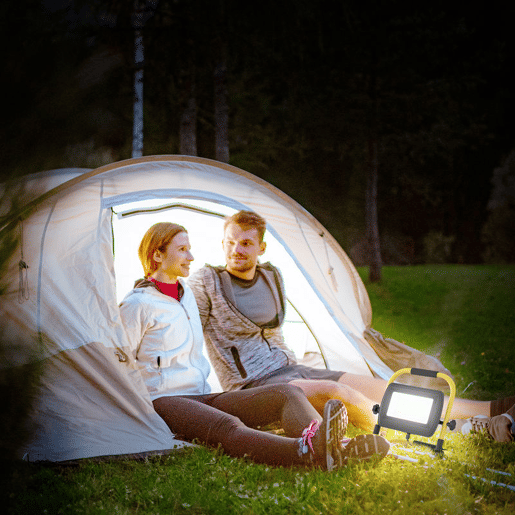 HOMCOM Preojetor LED Recarregável com Cabeças e Suporte Ajustáveis 50W 4250 Lúmenes IP65 6500K Reflector LED Resistente à Intemperie Portátil com Pega para Interior e Exterior Amarelo e Preto