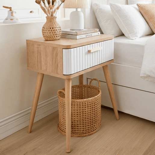 Mesa de cabeceira estilo nórdico Frisa em branco e carvalho nórdico com 1 gaveta 40x52x30 cm