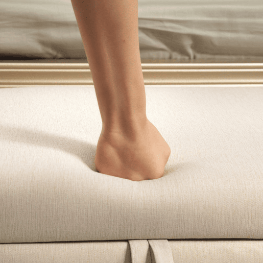 HOMCOM Banco de Pé de Cama Banco de Armazenamento de Linho com Dobradiças na Tampa Pés de Madeira e Apoio para os Braços para Dormitórios Sala de Estar Corredor Carga 150kg 146,5x49x74,5 cm Bege