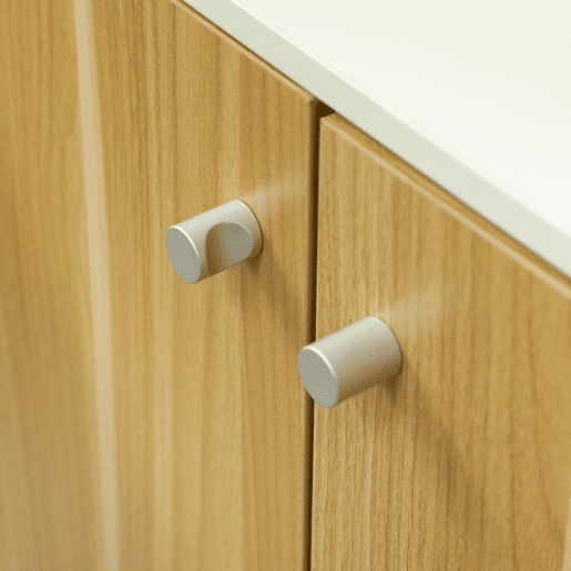 PawHut Móvel Caixa de Areia para Gatos 3 em 1 Mesa Auxiliar Caixa de Areia para Gatos com Portas Almofada Tigelas Tapete para Arranhar e Compartimento para Sala de Estar Quarto 95x48x50,5 cm Branco e Carvalho