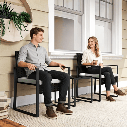 Outsunny Conjunto de Móveis de Exterior de 3 Peças Conjunto de Jardim em Vime PE com Cadeiras Mesa de Vidro Temperado e Almofadas Móveis para Balcão Marrom Escuro e Creme