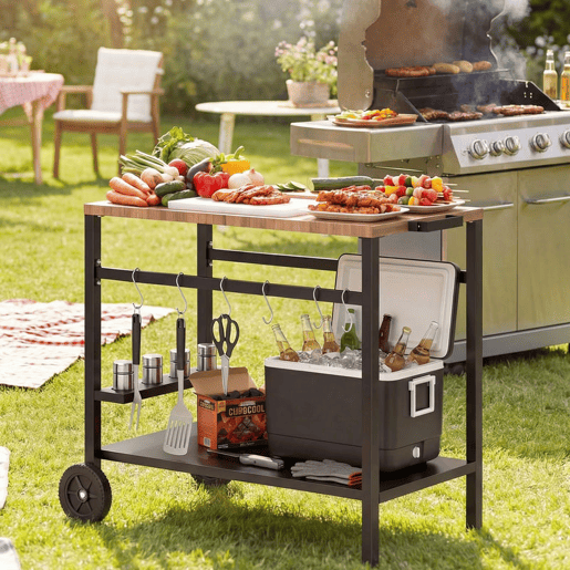 Outsunny Carrinho de Churrasco de 2 Níveis Mesa Auxiliar para Churrasco Móvel com Rodas Porta-bebidas Ganchos Pega Superfície Imitação Madeira Mesa para Forno de Pizza Exterior Preto e Castanho