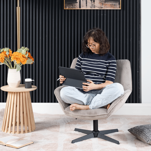 Poltrona De Escritório Ou Sala Giratória Estofada Em Tecido De Veludo Canelado Taupe Com Base Metálica Preta Altura Ajustável Estilo Escandinavo Ideal Para Ambientes Modernos