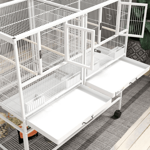 PawHut Gaiola para Pássaros Grande com Divisor Pássaro Doble com Rodas 4 Comedouros 4 Poleiros Prateleira 2 Bandejas Removíveis para Periquitos Agapornis Canários 95x45,5x102 cm Branco