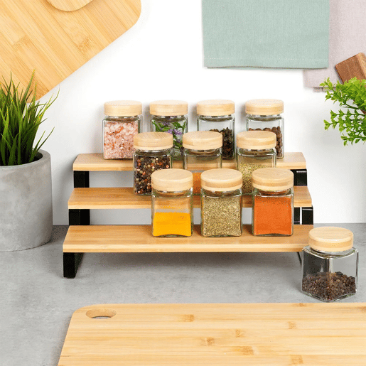 Estante de cozinha em madeira com três níveis