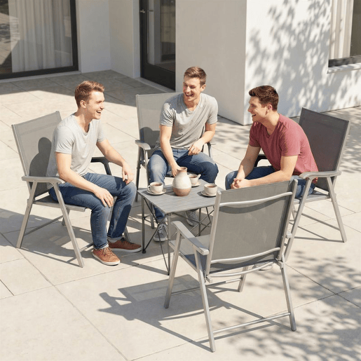 Outsunny Conjunto de 4 Cadeiras de Campismo Dobráveis Cadeiras de Jardim com Encosto Alto e Apoio de Braços Tecido Textilene Respirável e Estrutura de Aço para Terraço Praia 58x62x97 cm Cinza Claro