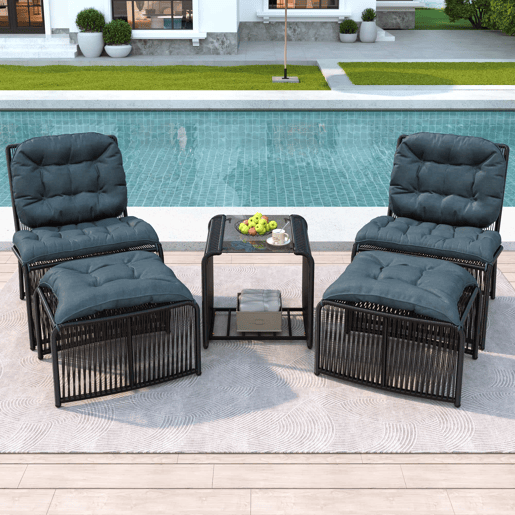 Conjunto de móveis de jardim de 5 peças - estrutura de ferro e rattan PE, com mesa, 2 cadeiras, 2 bancos, almofadas e tampo de vidro, resistente às intempéries - Preto e Cinza