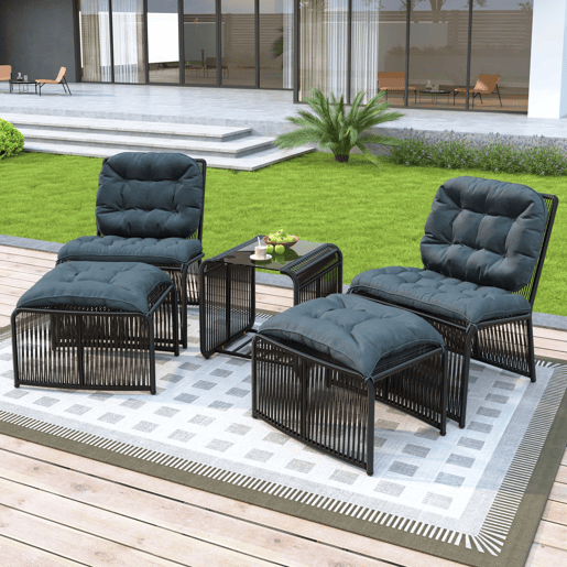 Conjunto de móveis de jardim de 5 peças - estrutura de ferro e rattan PE, com mesa, 2 cadeiras, 2 bancos, almofadas e tampo de vidro, resistente às intempéries - Preto e Cinza