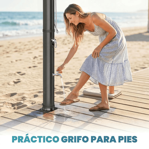 Outsunny Duche Solar de Jardim 40 L Duche Solar Exterior com Chuveiro de Mão Torneira para Pés Água Fria e Quente até 60 °C Ligação a Mangueira para Piscina Camping ou Pátio 19,5x19,5x218,5 cm Preto