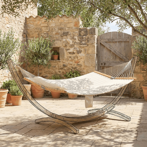 Outsunny Cama Rede Acolchoada Rede de Jardim Portátil com Almofada Ajustável Bolso para Revistas Barras Curvadas de Madeira Suporta até 200 kg para Pátio e Terraço 325x140 cm, Creme