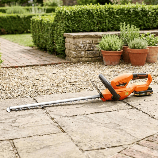 Outsunny Tesoura Cortador de Sebes Elétrico, Cortador de Sebes a Bateria 18V com Bateria de 2000mAh Lâmina de Dupla Ação de 51 cm Motor sem Escovas e Carregador para Sebes Relva, Laranja