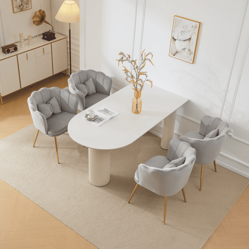 Conjunto de 4 cadeiras modernas em veludo - com encosto em pétalas, pernas metálicas douradas e almofada em forma de borboleta - Cinza