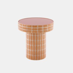 Mesa auxiliar de metal cor terracota com vidro