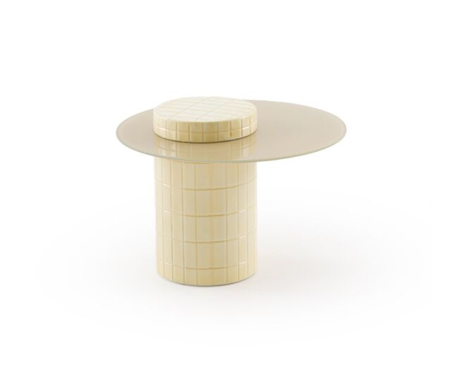 Mesa auxiliar de metal color vainilla con cristal