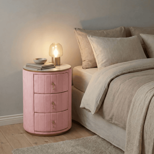 Mesa de cabeceira com 3 gavetas - Mesa de cabeceira redonda estofada em veludo com tampo em mármore e ferragens douradas - Rosa