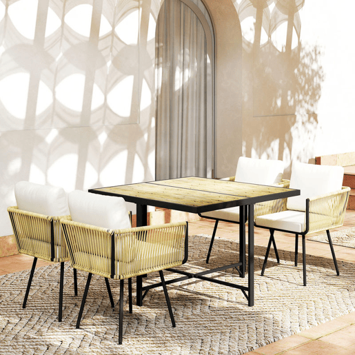 Outsunny Conjunto de Refeição Jardim de 5 Peças Mesa de Refeição com Imitação de Madeira e 4 Cadeiras com Almofadas Conjunto de Mesa e Cadeiras em Vime para Exterior Pátio Bege e Madeira