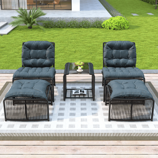 Conjunto de móveis de jardim de 5 peças - estrutura de ferro e rattan PE, com mesa, 2 cadeiras, 2 bancos, almofadas e tampo de vidro, resistente às intempéries - Preto e Cinza