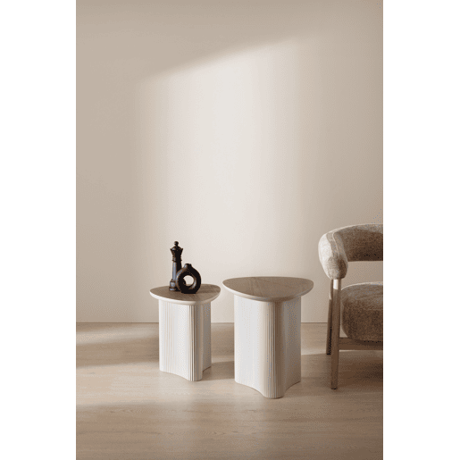Mesa de centro em metal branco e folheada em madeira de hevea