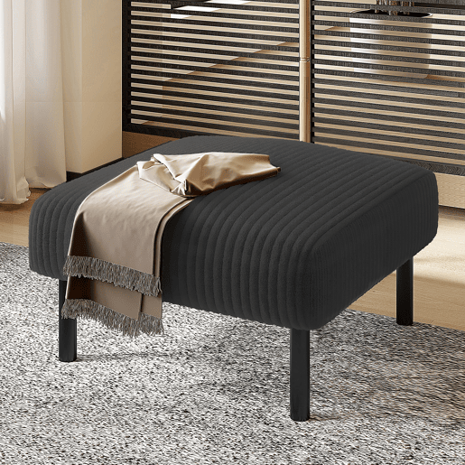 Pufe premium - Cinza - Estrutura metálica, estofado em veludo, confortável e versátil como apoio para os pés, assento ou mesa auxiliar
