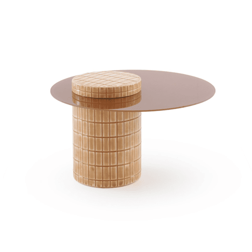 Mesa auxiliar de metal cor terracota com vidro