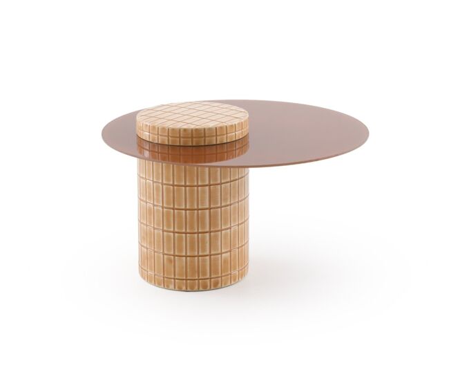 Mesa auxiliar de metal color terracota con cristal