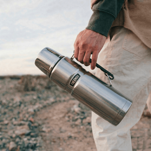 Garrafa térmica Thermos em aço inoxidável 1,2L prateada com pega