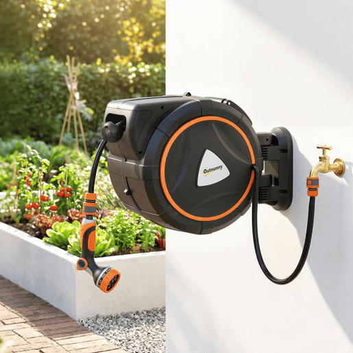 Outsunny Carretel de Mangueira para Jardim 28+2 m com 12 Modos de Pulverização Carretel de Mangueira de Jardim de Parede com Bloqueio Automático e Retracção Controlada Suporte Orientável 180° Laranja